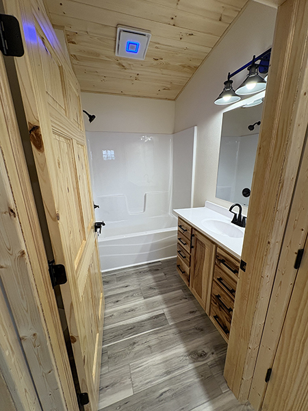 Blackduck house main bathroom with tub